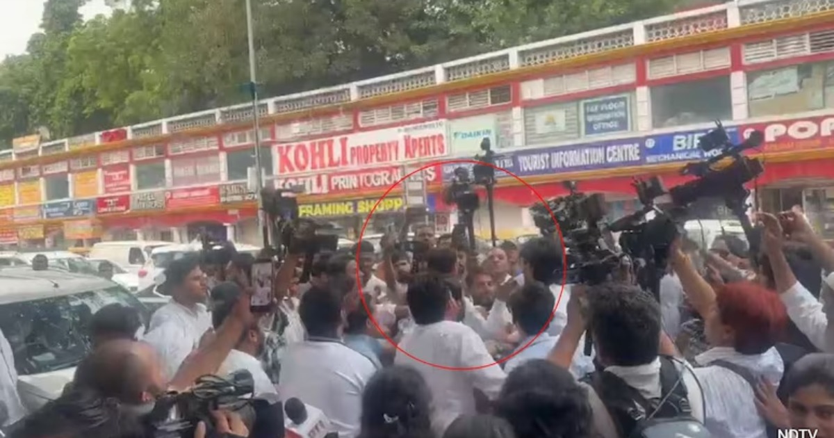  പ്രതിഷേധത്തിനിടയിൽ നുഴഞ്ഞുകയറി മോദി അനുകൂല മുദ്രാവാക്യം; ബിജെപിക്കാരനെ പഞ്ഞിക്കിട്ട് കോൺഗ്രസ് പ്രവർത്തകർ