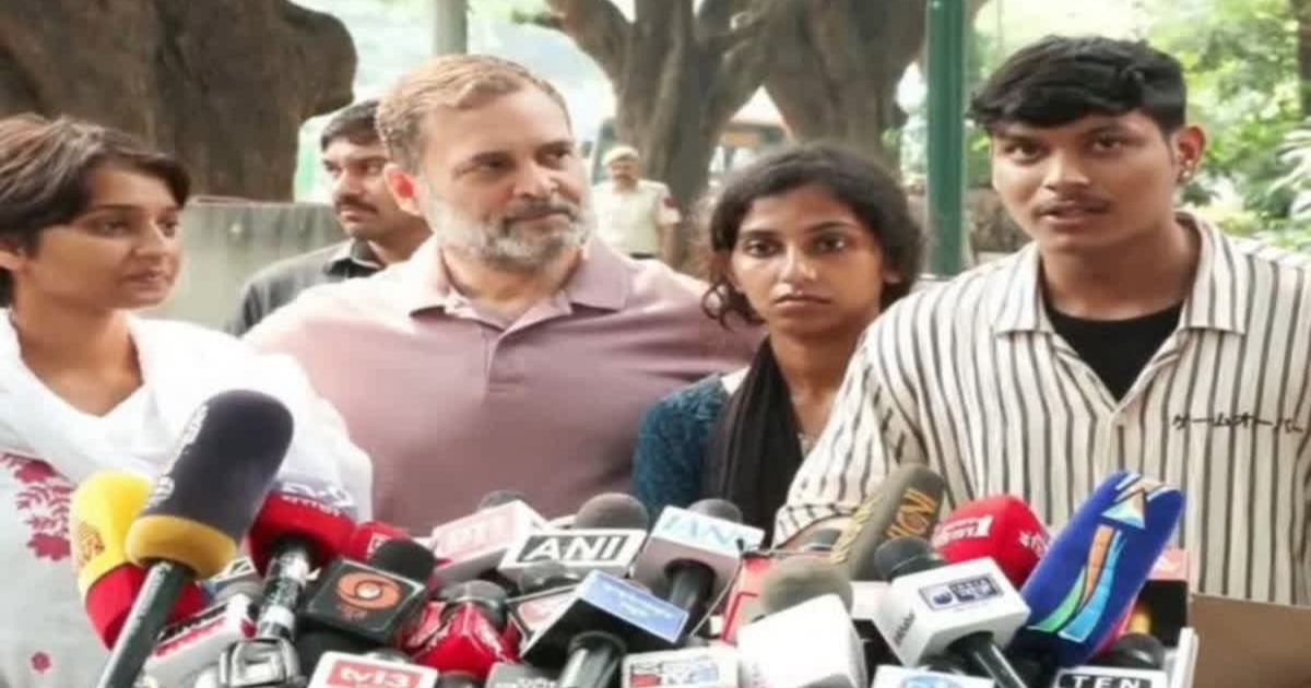 'നിങ്ങൾ കാരണം ഞങ്ങളുടെ ഉറക്കം നഷ്ടപ്പെട്ടെന്ന് പറഞ്ഞ് തല്ലി; കഴുത്തിന് പിടിച്ച് തള്ളി, നഖം കൊണ്ട് മുഖത്ത് പോറലേൽപ്പിച്ചു': ഡൽഹി പോലീസിനെതിരെ എൻ‌എസ്‌യു‌ഐ പ്രവർത്തകർ