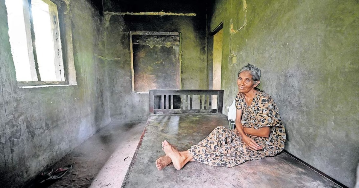  ഭക്ഷണത്തിനും മരുന്നിനുമായി വീടിന്റെ ജനലും വാതിലും വയറിങ്ങും ഇളക്കിവിറ്റു; തളിപ്പറമ്പിൽ രോഗികളായ അമ്മയും മക്കളും കടുത്ത ദുരിതത്തിൽ