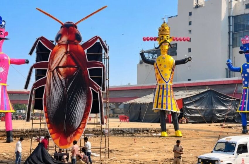  ഡൽഹിയിൽ 30 അടി ഉയരമുള്ള പാറ്റയുടെ കോലം കത്തിക്കുന്നു; സൗജന്യ പ്രചാരണത്തിന് നന്ദിയെന്ന് അഭിജീത് ദിപ്കെ