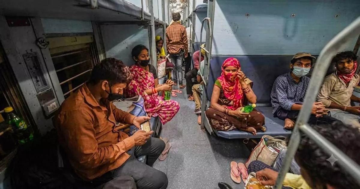 ട്രെയിനിൽ ഉച്ചത്തിൽ സംസാരിച്ചാലും പാട്ടു കേട്ടാലും 1000 രൂപ പിഴയും തടവും