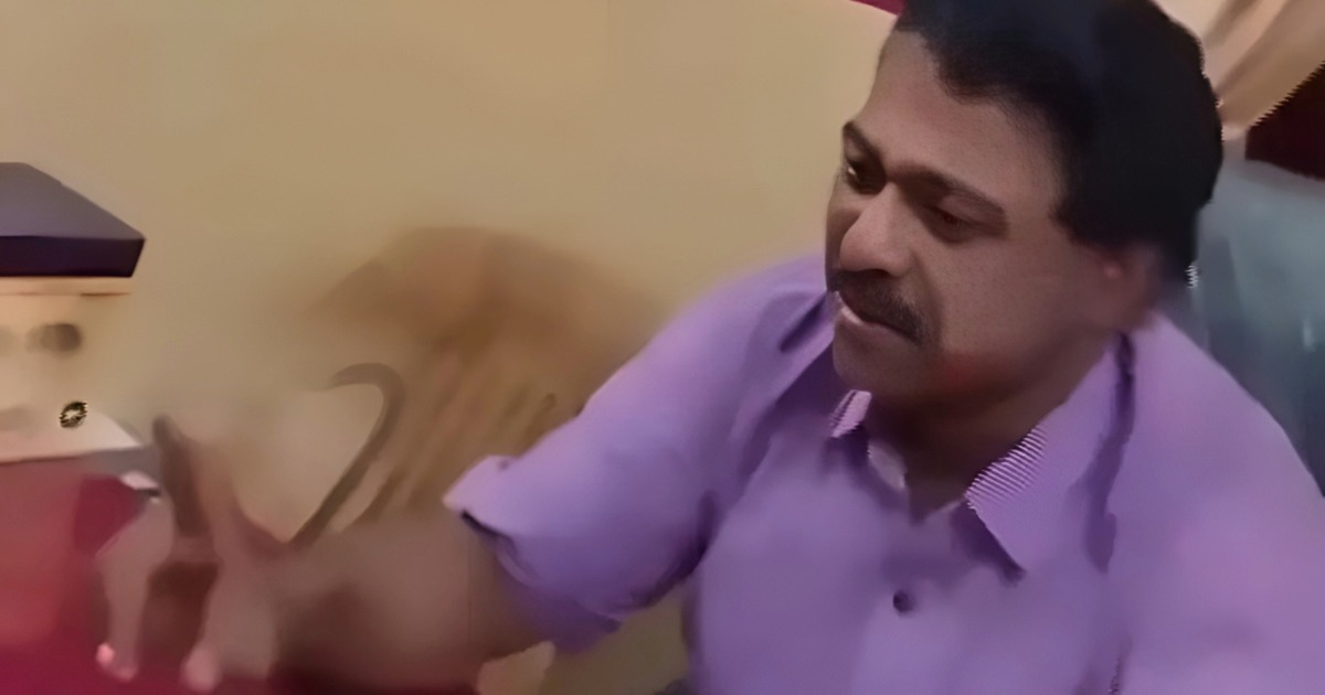  ’10 ലക്ഷം തന്നില്ലെങ്കിൽ DYFI-ക്കാരെക്കൊണ്ട് കൊടി കുത്തിക്കും’; കൈക്കൂലി ചോദിച്ച CPM കൗൺസിലർ ഒളിക്യാമറയിൽ കുടുങ്ങി